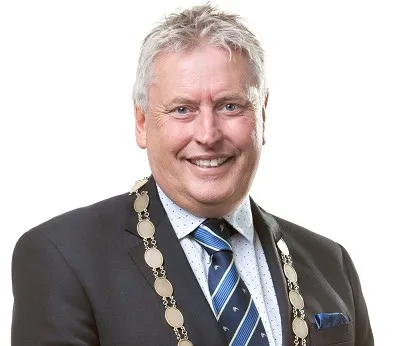 Mayoral race emerges in Taupō as Trewavas faces Cozens challenge